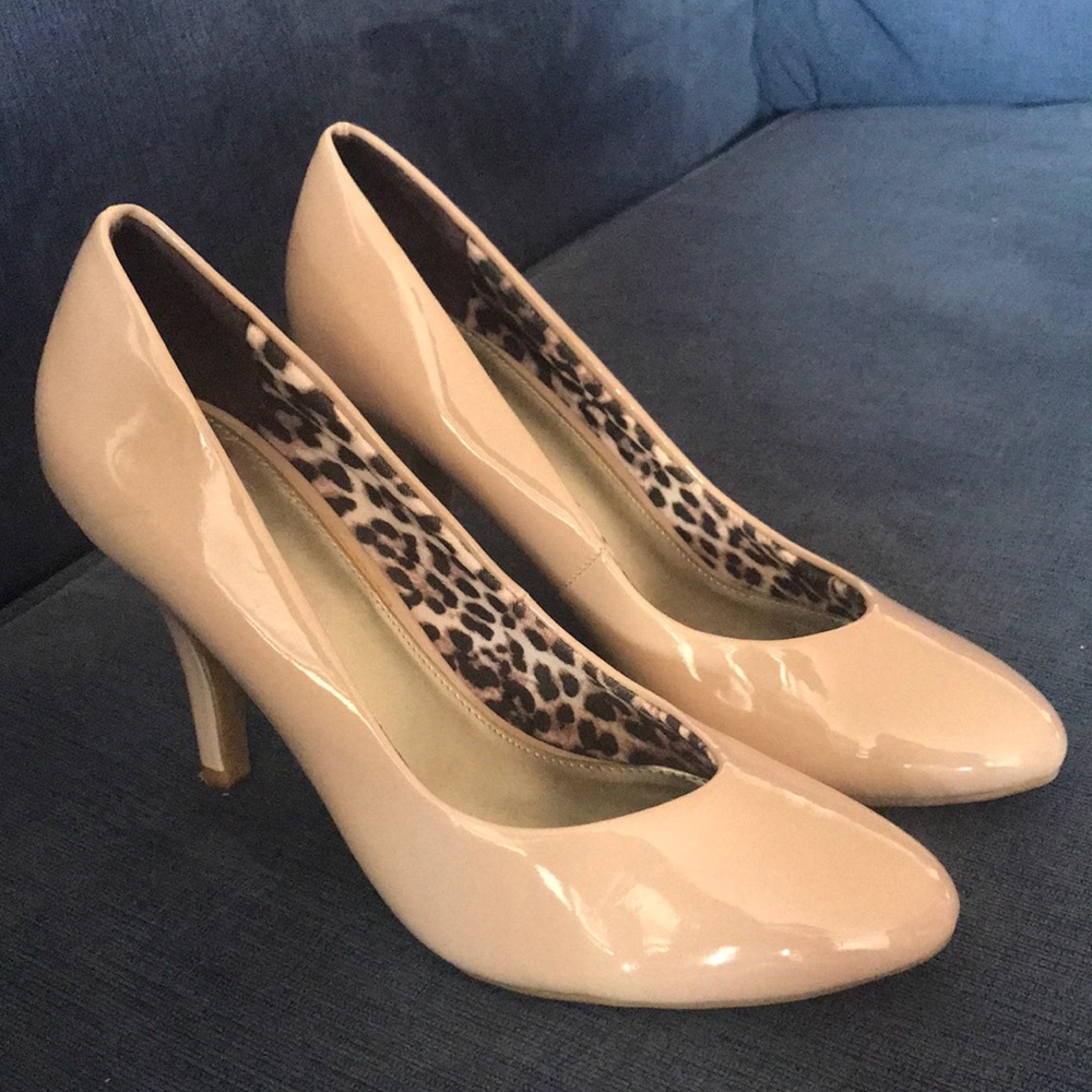 Nude patent leather pumps